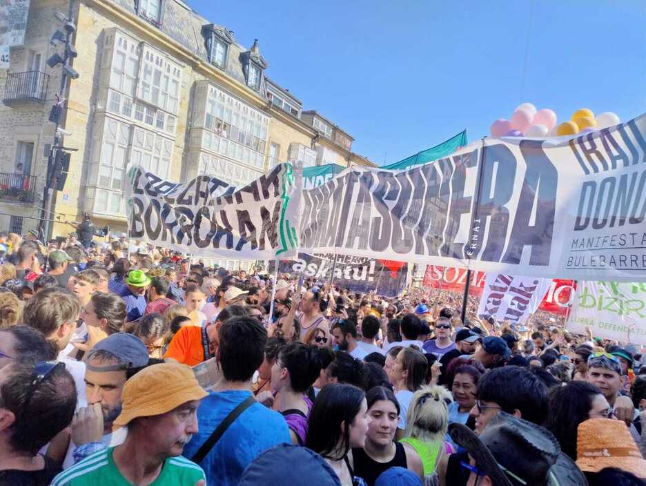 Aldarrikapen askotxo plazan. Aldarrikapen askotxo plazan.