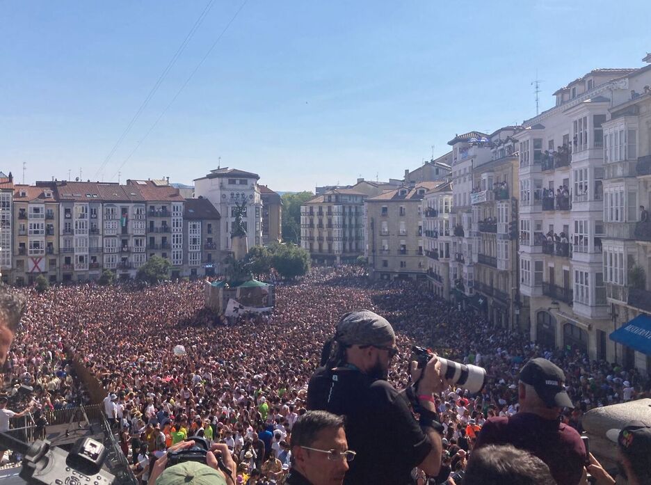Honela zegoen plaza, gainezka, oraindik ordu erdi falta zela. Honela zegoen plaza, gainezka, oraindik ordu erdi falta zela.