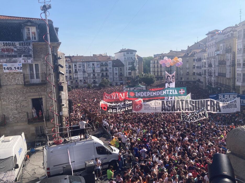 Pankartak zabaldu dituzte agintarien eta kamaren aurrean. Pankartak zabaldu dituzte agintarien eta kamaren aurrean.