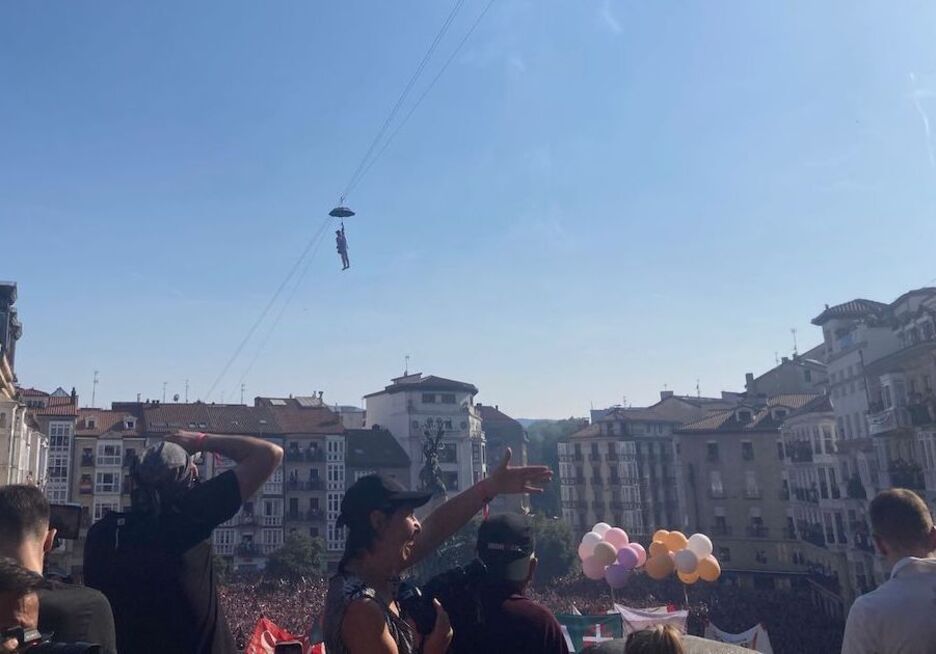 Zeledonen ‘hegaldia’ balkoitik ikusita lasai dirudien plazaren gainetik. Zeledonen ‘hegaldia’ balkoitik ikusita lasai dirudien plazaren gainetik.