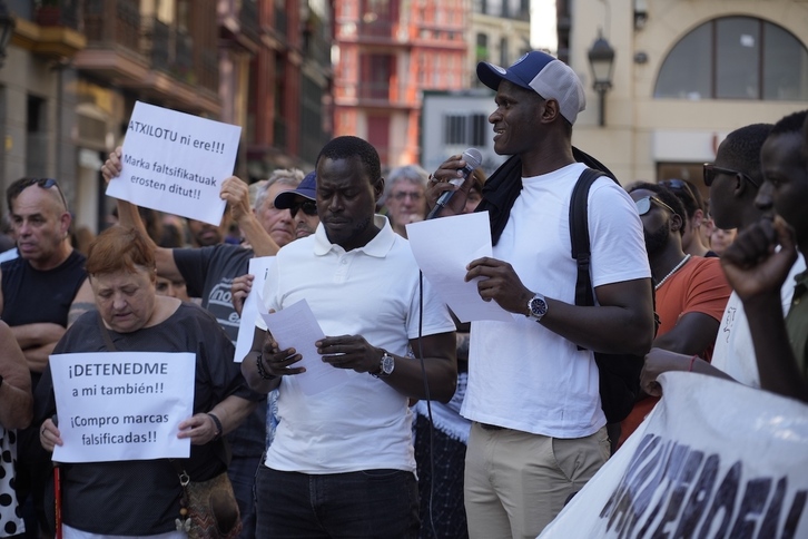 Miembros de la asociación mantera Mbolo Moye Doole leyendo el comunicado.