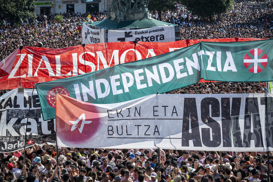 Independentzia, sozialismoa, Txiki eta Otaegi... nabarmenduta plazan. Independentzia, sozialismoa, Txiki eta Otaegi... nabarmenduta plazan.