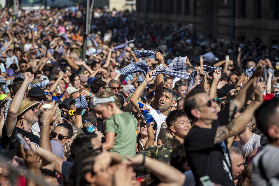 Gasteizko banderak agurtu du Zeledon, edo alderantziz. Gasteizko banderak agurtu du Zeledon, edo alderantziz.