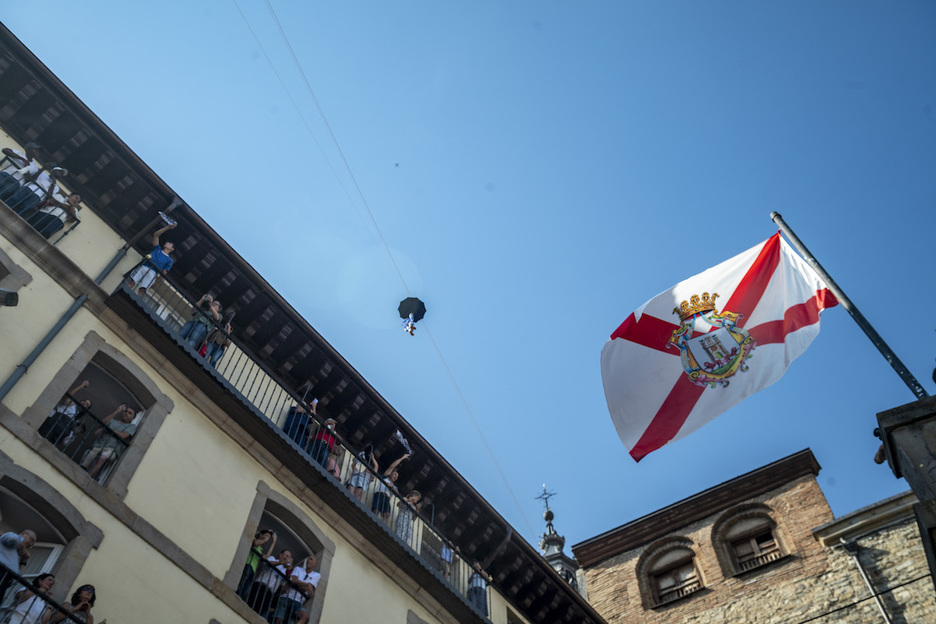 Gasteizko banderak agurtu du Zeledon, edo alderantziz. Gasteizko banderak agurtu du Zeledon, edo alderantziz.