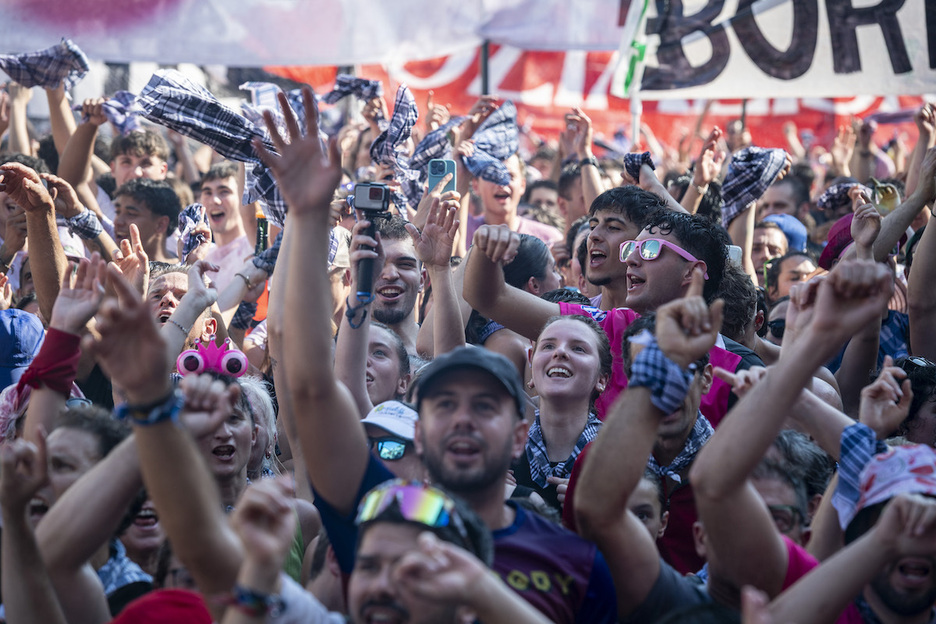 Gazteak protagonista Ama Zuriaren enparantzan. Gazteak protagonista Ama Zuriaren enparantzan.