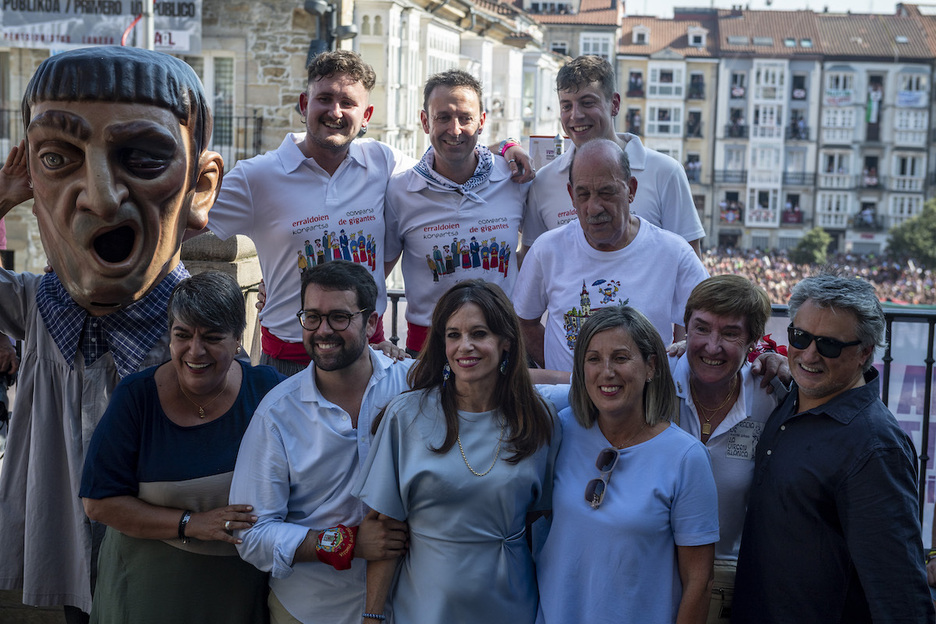 Erraldoia eta buruhandien konpartsako kideak, alkatearekin. Erraldoia eta buruhandien konpartsako kideak, alkatearekin.