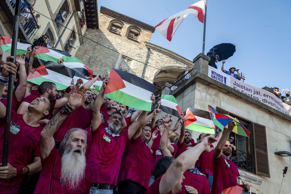 Palestinaren aldeko deiadarra eskaileretatik. Palestinaren aldeko deiadarra eskaileretatik.