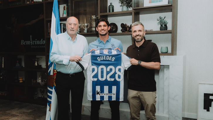Gonçalo Guedes, con la camiseta de la Real y el número del año de su contrato.