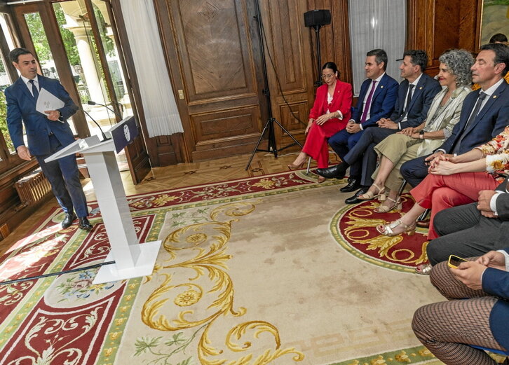 Imanol Pradales, ante consejeras y consejeros, en el balance de su primer año.