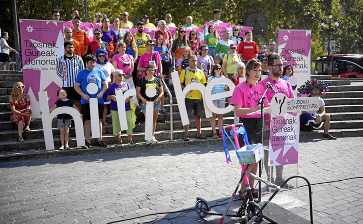 Bilboko Konpartsek, atzo, Aste Nagusiko egitaraua aurkezteko Arriaga plazan egindako agerraldia.