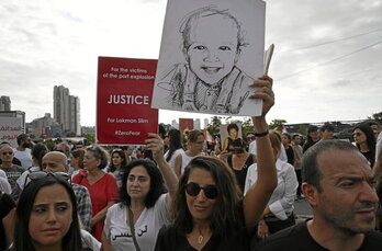 Víctimas y familiares protestan en el aniversario de la gran explosión del puerto de Beirut.