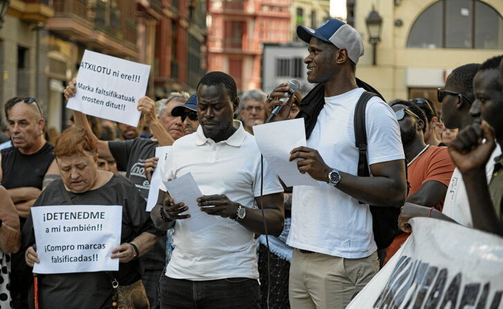 Miembros de la asociación mantera Mbolo Moye Doole leen el comunicado en la concentración de ayer.