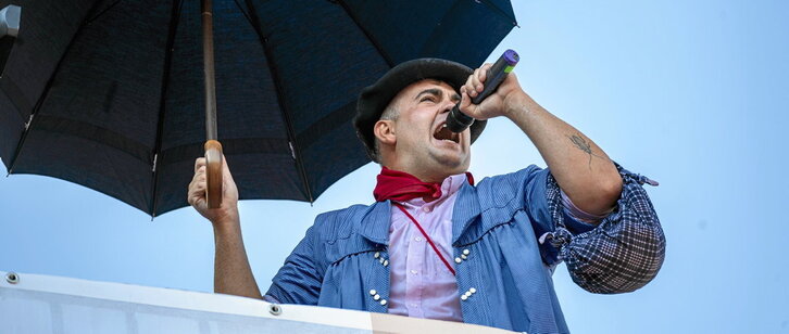 En el segundo año de Iñaki Kerejazu, la bajada de Celedón, muy calurosa, estuvo repleta de reivindicaciones.