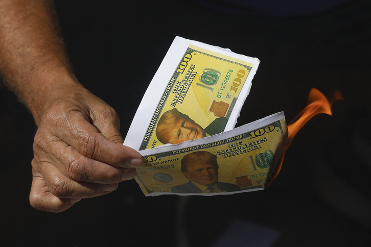 Quema de billetes con la imagen de Trump en una protesta contra los aranceles en Brasil.