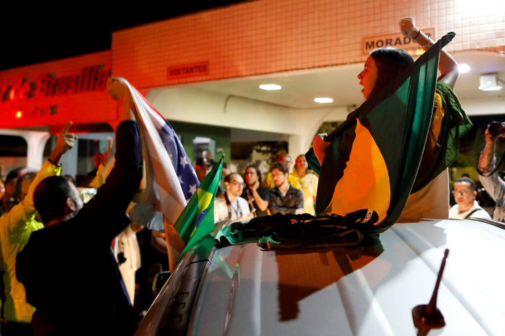 Protesta de seguidores de Bolsonaro frente a su residencia tras decretarse la prisión domiciliaria. 