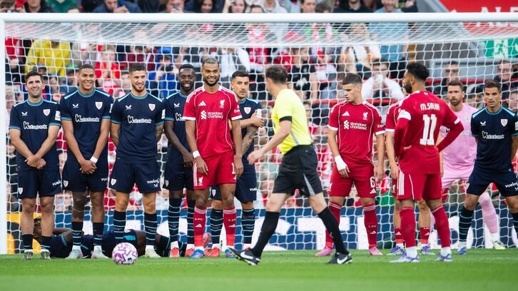 Un momento del Liverpool-Athletic del lunes por la noche en Anfield.