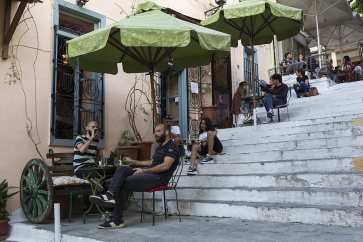 Terraza de un bar en el abrrio ateniense de Plaka.