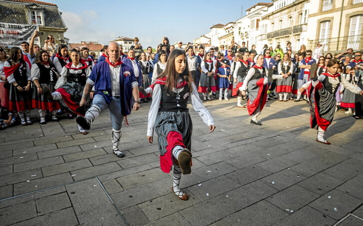 Blusa eta nesken ohorezko aurreskua, Gasteizko jaien egun nagusian.