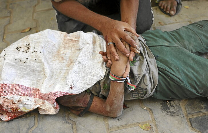 Un palestino se despide de un familiar al que los soldados mataron cuando buscaba comida en el cruce de Zikim.