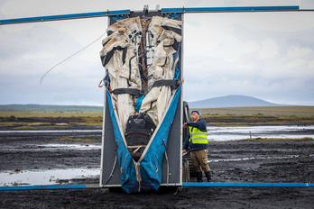 Padraic Doherty se prepara para lanzar una de las cometas Kitepower con las que genera energía.