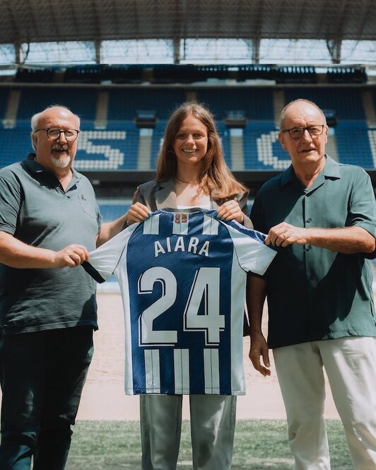 Aiara Agirrezabala, lehenengo taldeko kamisetarekin.