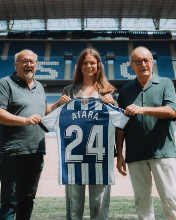 Aiara Agirrezabala, lehenengo taldeko kamisetarekin.