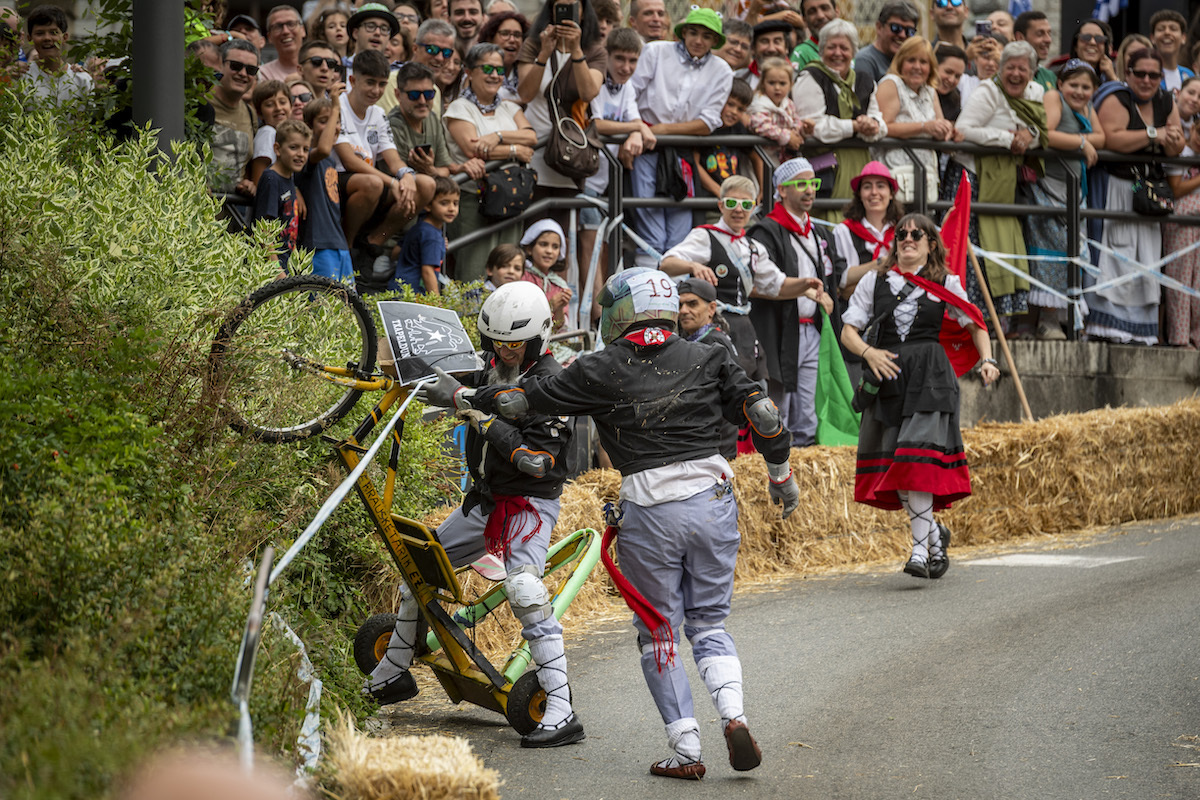 Uno de los choques de la bajada (Jaizki FONTANEDA I FOKU)