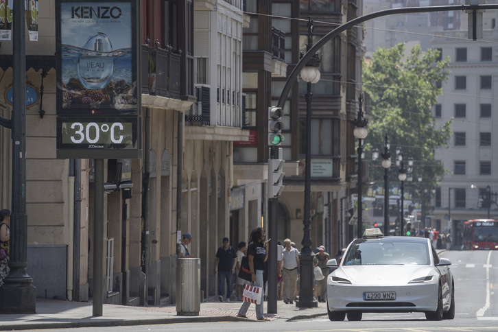 Un termómetro marca 30 grados en el centro de Bilbo.