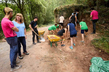 Kanpamentuetan parte harzten ari diren ikasleak, lanean.