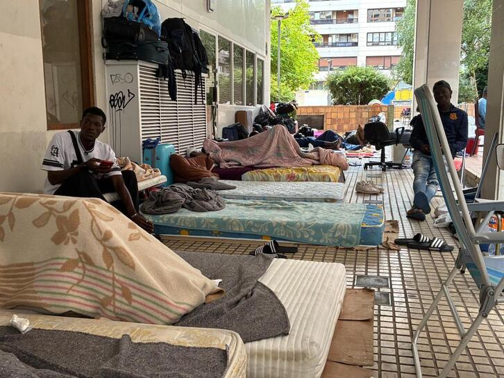 Malienses que se ven obligados a dormir en las calles de Amara Berri.