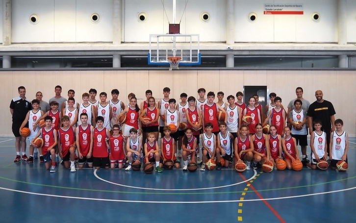 Josh Dudley posa con los chicos y chicas de la Next Leven Camp de Iruñea.