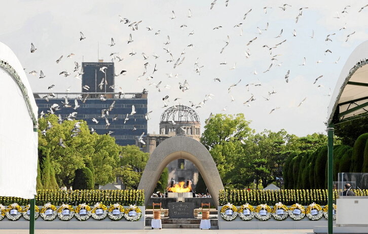 Ceremonia en memoria de las víctimas de la bomba atómica en el Parque Memorial de la Paz de Hiroshima.