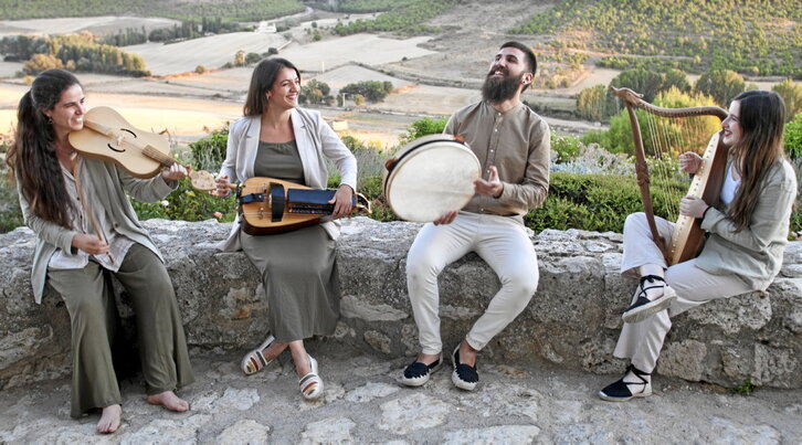 Los integrantes de Entrebescant, entre ellos, a la derecha, la arpista vasca Alaia Belaunzaran.