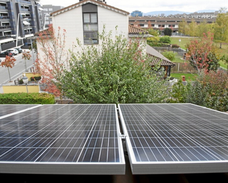 Eguzki plakak, etxebizitzen eraikin batean.