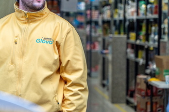 Imagen de archivo de un trabajador de Glovo en Iruñea.