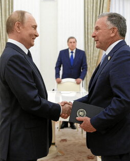 Imagen distribuida por la agencia Sputnik del encuentro entre Putin y Witkoff.