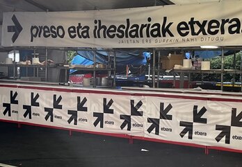 Txosnetan seinalatutako pankartetako batzuk: bidezko eta legezko aldarrikapenak dira kanpaina honen jopuntuan.