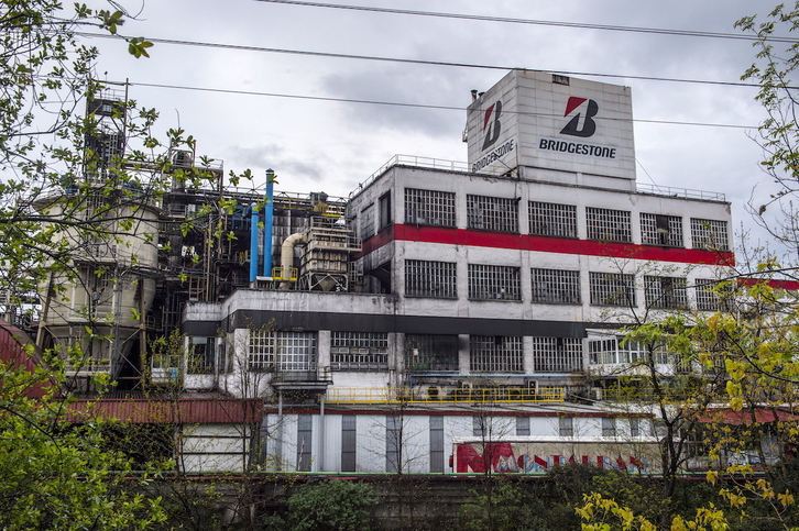 Serveo, la empresa donde CCOO plantea huelga desde el lunes, realiza tareas de mantenimiento en Bridgestone Basauri.