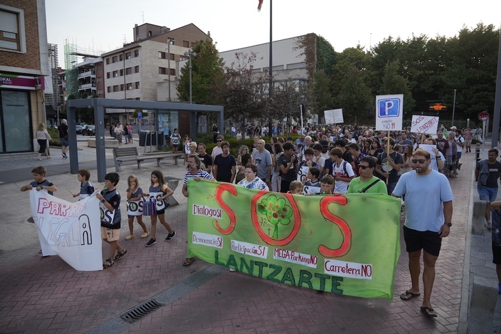 Manifestación en Berango contra el proyecto en Lantzarte, este miércoles.
