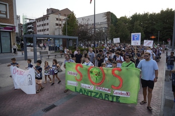 Manifestación en Berango contra el proyecto en Lantzarte, este miércoles.