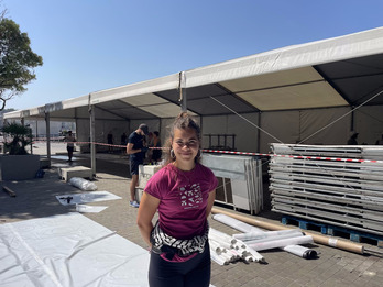 Inge Ugarte, Donostiako pirata, aurtengo egitarauarekin eskuartean.