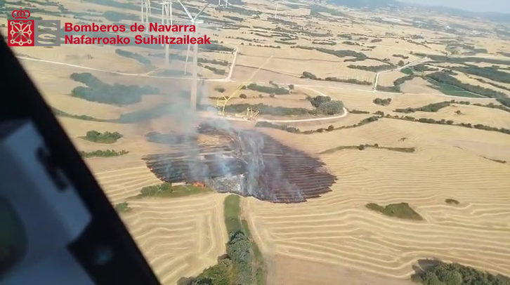 Imagen difundida por los bomberos de Nafarroa del incendio en Añorbe.