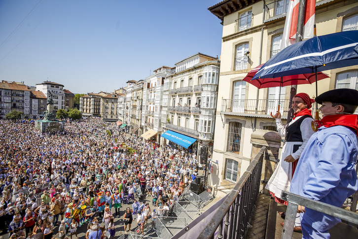 Aiora Díaz y Eñaut Sáenz de Viteri, ante la plaza abarrotada.