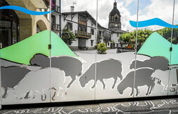 Arrietan, inguruko ekoizleek azokak egiten dituzte hilean behin.