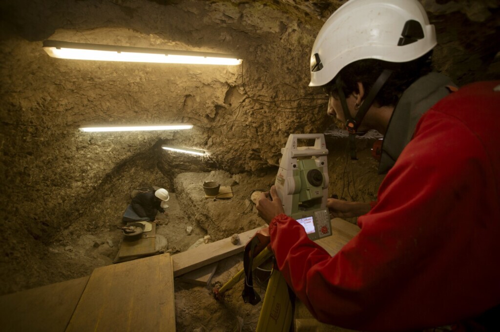 Trabajaos arqueológicos en la cueva de El Mirador de Atapuerca. (IPHES-CERCA)