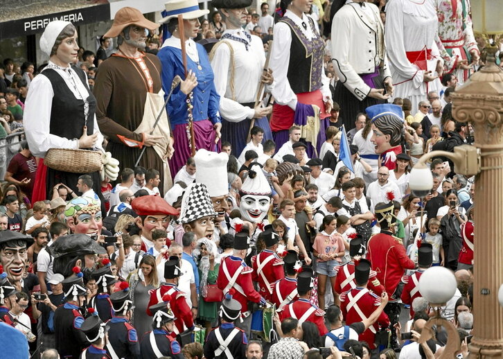 Donostiako Erraldoi eta Buruhandien konpartsak emanaldi berezia eskainiko du.