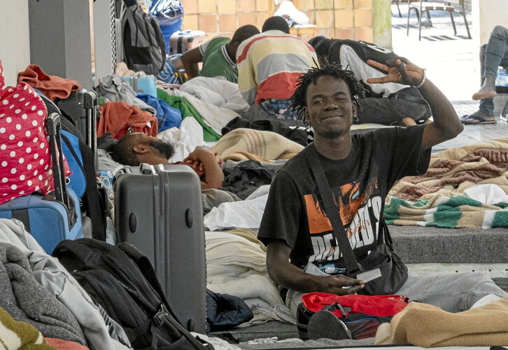 Los migrantes malienses, en los soportales de una plaza en Amara Berri.