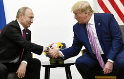 Putin y Trump estrechando sus mano, en la reunión del G20 de 2019, en la ciudad japonesa de Osaka.