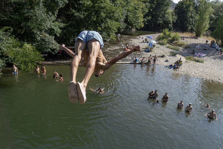 Así se refrescaban ayer en la playa fluvial de Irotz, a pocos kilómetros de Iruñea.