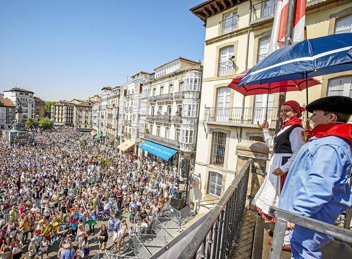 El segundo chupinazo de las fiestas es el que recibe a Zeledon Txiki y Edurne.